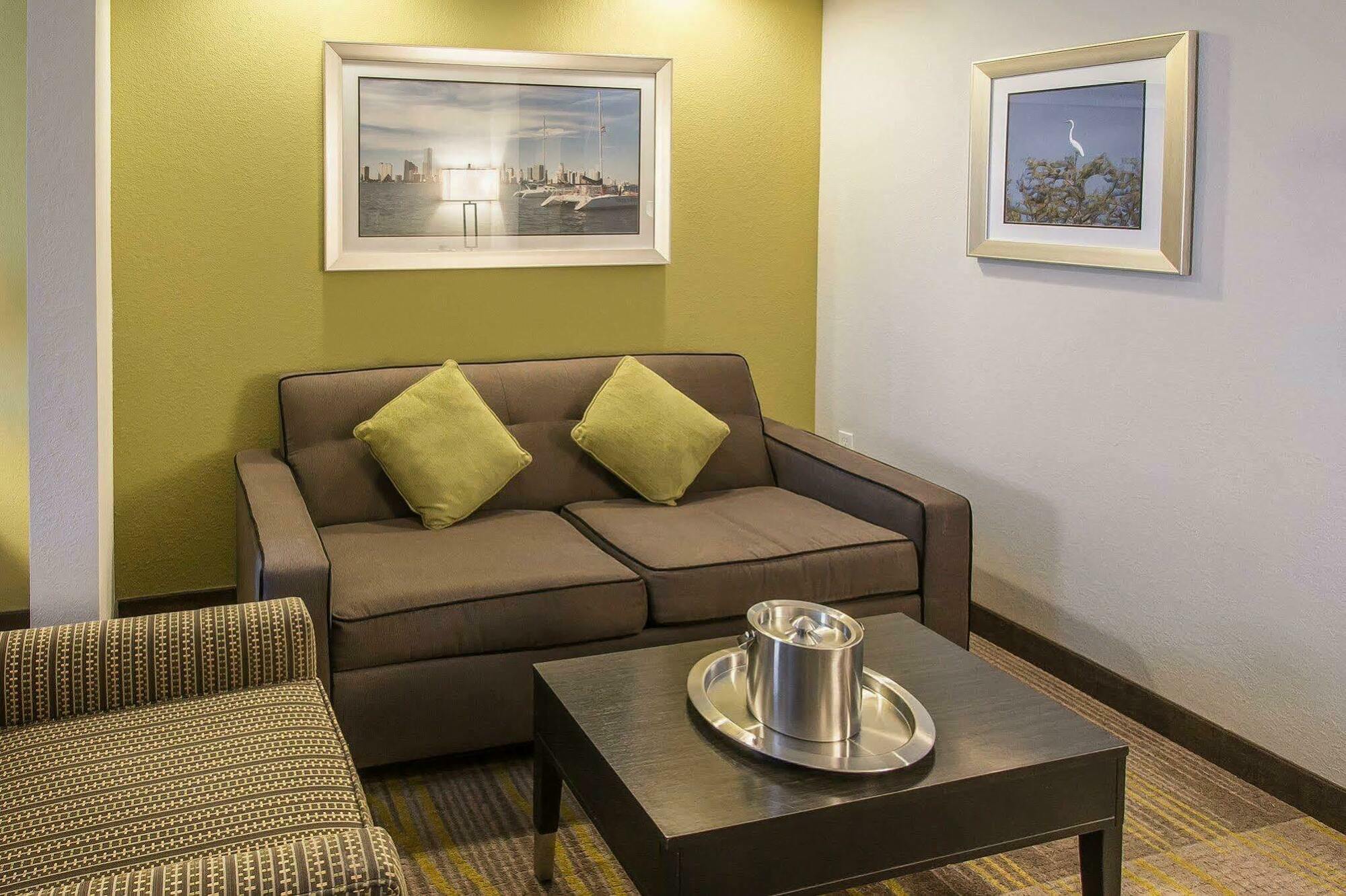 Comfort Suites Miami Airport North Exterior photo